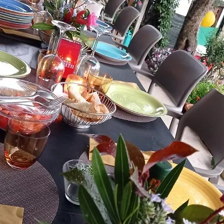 丹尼斯露营地 *