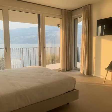 丹尼斯露营地 *