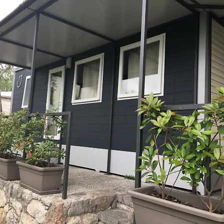 丹尼斯露营地 *