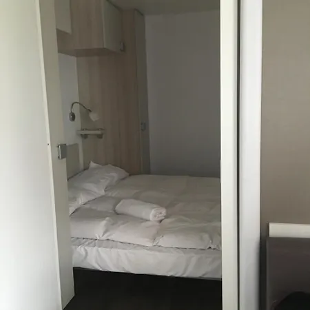 丹尼斯露营地 *