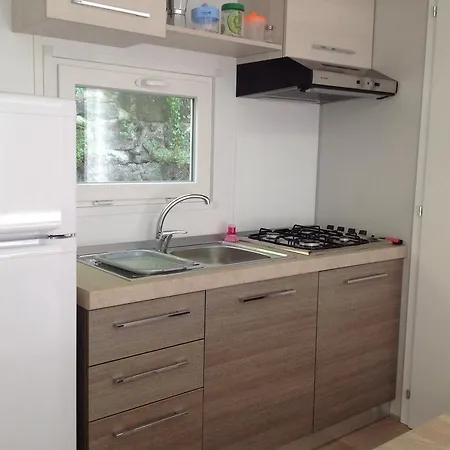 丹尼斯露营地 *